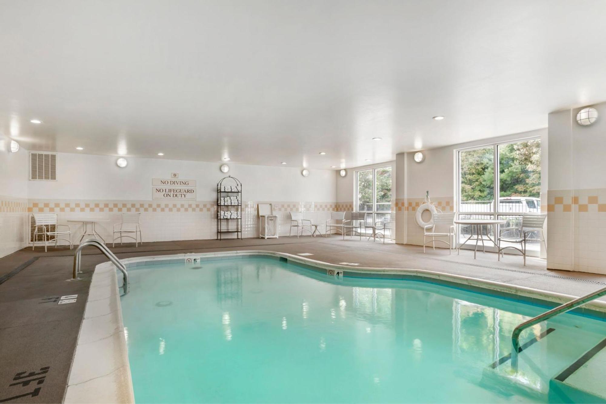 Hotel Fairfield & -