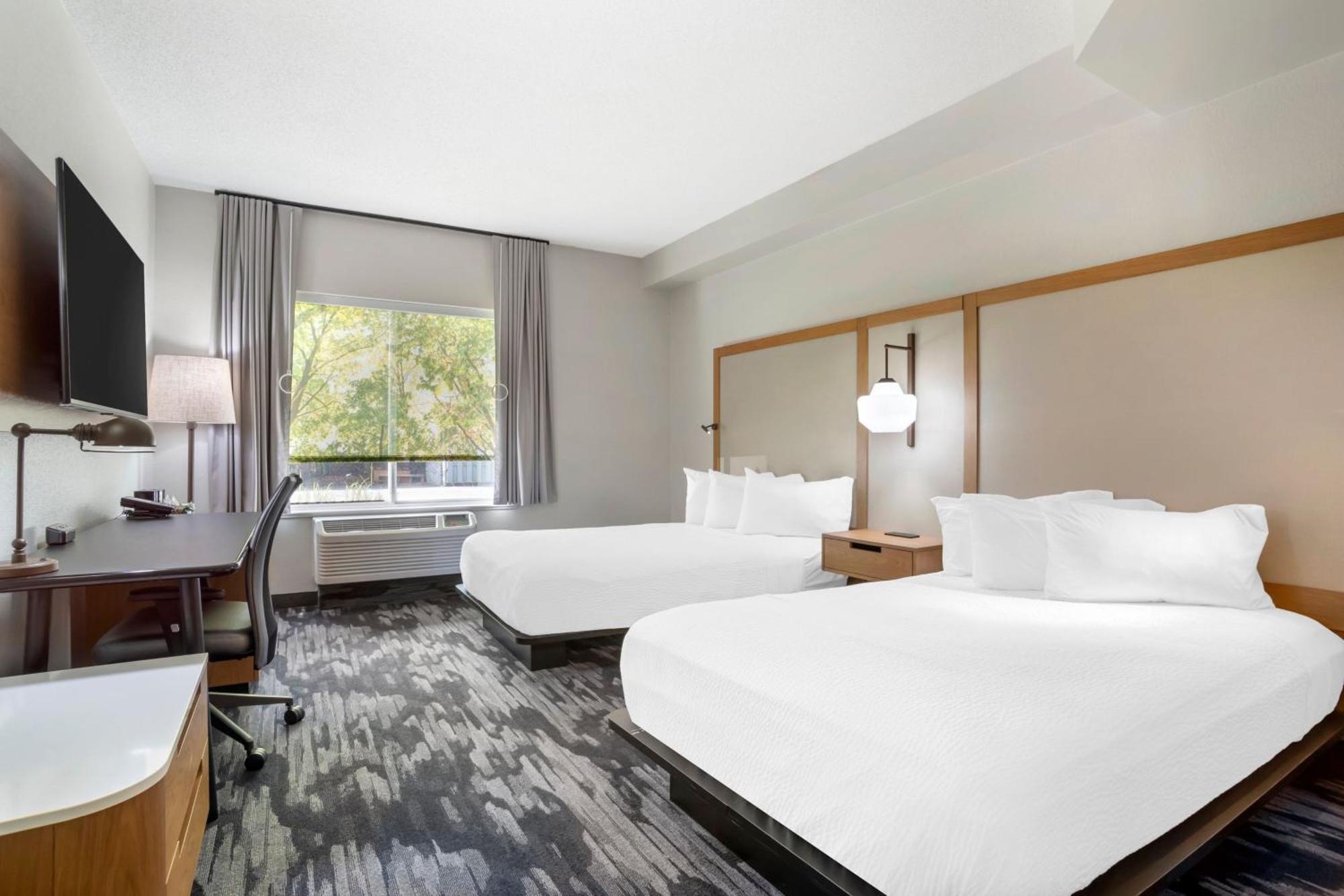 Hotel Fairfield & -