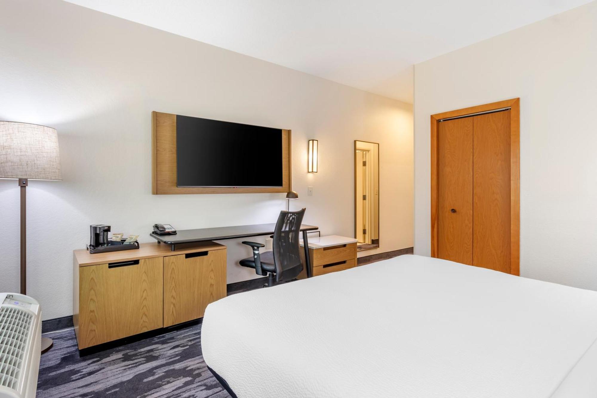 Hotel Fairfield & -